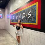 Anushka Sen Instagram - spent my birthday afternoon at this amazing experience centre of my favourite show FRIENDS!!! Had so much fun 🥹😘🤌💁‍♀️ Friends NYC Experience