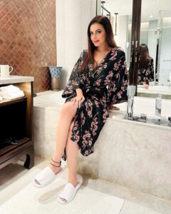 Anusmriti Sarkar Instagram - Chilling 😎🧿

#picture #robe #vibe #picoftheday #saturday #weekend #as #anusmriti #anusmritisarkar #chilling #bathroompic