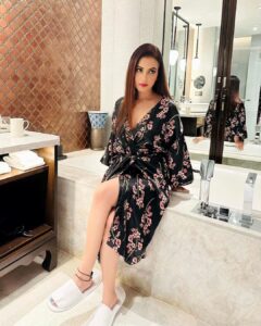Anusmriti Sarkar Instagram - Chilling 😎🧿

#picture #robe #vibe #picoftheday #saturday #weekend #as #anusmriti #anusmritisarkar #chilling #bathroompic