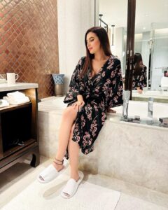 Anusmriti Sarkar Instagram - Chilling 😎🧿

#picture #robe #vibe #picoftheday #saturday #weekend #as #anusmriti #anusmritisarkar #chilling #bathroompic