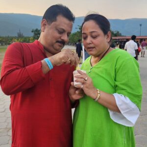 Aparajita Auddy Instagram - এই যে সেই লোকটা সব সময়ই আমার পাশে এমন একটা মুখ নিয়ে দাঁড়ায় পুরো আহারে বেচারা।এক্সপ্রেশনটা এমন যেন 26টা বছর আগে কি ভুল করেছে আর এখনো তার দন্ড দিয়ে যাচ্ছে আজকে সেই বিশেষ ভুলের দিনটি😆😆😆😆😆😆😆