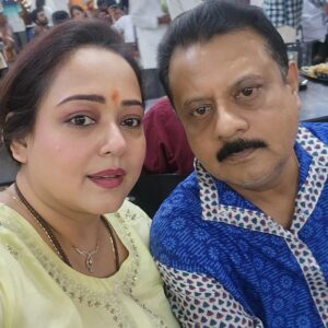 Aparajita Auddy Instagram - এই যে সেই লোকটা সব সময়ই আমার পাশে এমন একটা মুখ নিয়ে দাঁড়ায় পুরো আহারে বেচারা।এক্সপ্রেশনটা এমন যেন 26টা বছর আগে কি ভুল করেছে আর এখনো তার দন্ড দিয়ে যাচ্ছে আজকে সেই বিশেষ ভুলের দিনটি😆😆😆😆😆😆😆