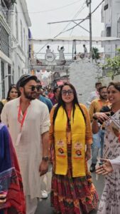 Aparajita Auddy Instagram - হাতি বাগান নবীন পল্লী
থিম: সুকুমার রায়ের আবোল তাবোল ( শতবর্ষ পূর্তি উপলক্ষ্যে)

১৯২৩ সালে যে প্রেস থেকে আবোল তাবোল প্রকাশিত হয়েছে সেই প্রেসের আদলেই এই মণ্ডপ। সমস্ত এলাকাই এই থিমে সাজানো আর সঙ্গে আবোল তাবলেরই নানা রকম পারফরম্যান্স। দেখে মনে হচ্ছে ফ্রান্স বা লাস্ ভেগাস্ এর কোনো এক জায়গা, যেখানে সাধারণত এরকম পুরো এলাকা জুড়ে কনসেপ্ট ক্রিয়েট করা হয়ে থাকে। চোখে না দেখলে এটা সত্যিই বিশ্বাস করা যায়না। 

এখানে থেকে বাঙালি হয়ে আমার এটাই গর্ব হচ্ছিল যে বিদেশী কনসেপ্টকেও  বাঙালি বাঁশ দিয়ে বানানোর ক্ষমতা রাখে।

#durgamaa #durgapuja #festival #hatibagan #aboltabol #theme #bangali #kolkata #festiveseason #trending #reelitfeelit #instagood #instagram #reels