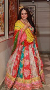 Aparajita Auddy Instagram - আমার এত বছরের অভিজ্ঞতা আমাকে শিখিয়েছে যে, কোনও পোশাক আসলে গুরুত্বপূর্ণ নয়, কে সেটা পরছেন, তা হলে গুরুত্বপূর্ণ! 

#Instagram #reelsvideo #reelsindia #fashion #selflove #attitude #confidence #bodypositivity
