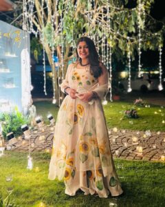 Aparna Balamurali Instagram - 🌻

Wearing my favourite @picchika 💛