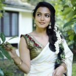 Aparna Das Instagram - മുടിപ്പൂക്കള്‍ വാടിയാലെന്തോമനേ നിന്റെ ചിരിപ്പൂക്കള്‍ വാടരുതെന്നോമനേ.. 🎶 . 🥻@rutwva_insta 📽️@merin__georg 💄@muabygeethumanu 🏠 @emerald_waters_2020