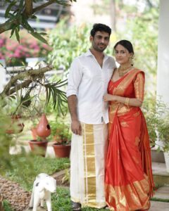 Aparna Vinod Instagram - ♥️

#family #redsaree #traditionalsaree #ethnicwear #malayali #keralagram #godsowncountry #kochi #home #onam #aparna #aparnavinod