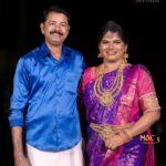 Aranthangi Nisha Instagram – என் வாழ்கையில் நான் என்ன செய்தாலும் எனக்கு பின்னால் எப்பவும் நிழலாக என்னையும் என் கனவையும் சுமந்து நிற்கும் என்னவனோடு கரம் கோர்த்து 13 ஆண்டுகள் ஆகிவிட்டது…. வாழ்த்துக்கள் tangameeee coustume: @lakshmiboutique2021 @sreekamakshisilk makeup and hair: @mac3makeoverstudio blouse : @suda_rii  photo pic: @jaihindh_photography