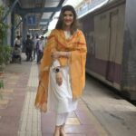 Archana Instagram - Hamari bahu #alka vibes 😂 . . . #train #railway #mumbai #shoot #radiocity #matunga #allwoman #loveit #love #yellow #desi #indian #ilovemyindia #india