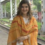 Archana Instagram - Hamari bahu #alka vibes 😂 . . . #train #railway #mumbai #shoot #radiocity #matunga #allwoman #loveit #love #yellow #desi #indian #ilovemyindia #india