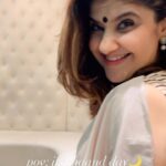Archana Instagram - Chandrayaan ki khushi mein . . . #saree #desigirl #desi #silk #indian #india #mumbaigirl #mumbai #radiocity #marathi #swapnilbandodkar #chaand #moon #historic #jaihind Radio City
