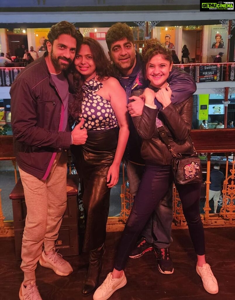 Archana Instagram - A night to remember 💯 🍺 💗 👧 👦 👧 👦 . . . #beer #cheer #family #togetherness #gratitude #grateful #southafrica #capetown #nightout #bro #sisterlove #memories #nighttoremember #chuglife #sogood