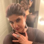 Archana Instagram - I think main #junglee hee achee hoon! 💄 @the_colour_pallete Hair @sundarampandey 👗 @worldofasra 💎 @azotiique . . . #bollywoodhungamaottindiafest #mumbai #ott #awards #worldofasra #black #blackisbeautiful #gown #ootd #style #fashion #poser #pose Seven Bungalows