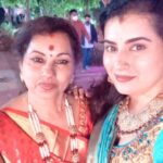 Archana Shastry Instagram - When we all attended our cousin’s wedding with the masks on and off while taking videos and clicks 😉........ This is called a show off reel!!!! Heheh 😛..... Ante ..... when we all got dressy with our nice blingy sarees and jewellery and forgot to post it ...... here comes the moment to recall it & do it now !!!!!! #archana #archanajagadeesh #blingisalwaysin #sareesandjewelry