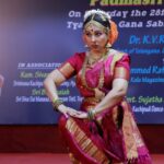 Archana Shastry Instagram - All the students of kuchipudi art academy came together Offering their tribute to SHOBHANAIDU garu 🙏🏻 Proud of u mommie !!!!❤️🧿