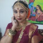 Archana Shastry Instagram - I Woke up really early and surprised myself as I did her hair and make up for her performance and she looks sooo gorgeous ❤️ 🧿 #nofiltersneeded #mommiedearest My mom’s dance performance today..... offering her tribute to her beloved teacher SHOBHANAIDU GARU 🙏🏻 Happy to see mom perform for her guru ..... and huge respect to SHOBHANAIDU garu 🙏🏻. Teacher we miss you