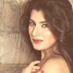 Archana Shastry Instagram - A little red lipstick, brightens ur mind , a little red color brings in the spunk!!!! U go girl !!!!! Thrashing away all the negativity and negative minds u keep moving girl !!!!! Those minds who are obsessed with u.... lol let them also grow lol !!!!!! Laughing and jumping , moving ahead and enjoying the little moments of life u go girl 👧 #archanashastry #archanajagadeesh