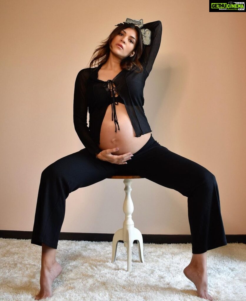 Archana Vijaya Instagram - Surrender . 🤍 I think most women would agree that the last month of pregnancy is when it hits the hardest . You are struck with a medley of emotions ranging from anxiety to excitement and everything in between, let’s not forget that one is almost at the end of their tether, and tired most of the time, but I find the best way to deal with it is to just surrender . 🙏🏼 Happy thoughts ladies ! 😊♥️