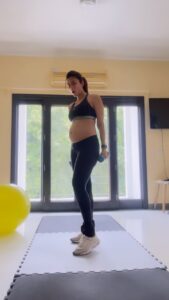 Archana Vijaya Instagram - Mama and baby getting a gentle work out in…… 😁💪🏽

I am using 2.5 pound ankle weights and 2.5 kg dumbbells for a full body work out, but it’s nice and slow and I’m not going deep into any movements. 
I did a 30 minute walk before and stretched, very gently again, after I finished ! 

For fellow mamas to be please do not do this without supervision as every pregnancy is different, and you must do only what makes you comfortable and keeps your precious baby safe . ♥️🙏🏼
#22weekspregnant #bellyproud