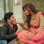 Arti Singh Instagram - Jab Sapna dekhna hi hai to safed hathi ka dekho… Batao doston kaisi hai hum bhai bahan ki chemistry.. . . . . . . . . . . . @artisingh5 @raghuvir.shekhawat @ravindragautamofficial @shemarooumang #shravani #artisingh #manmohantiwari