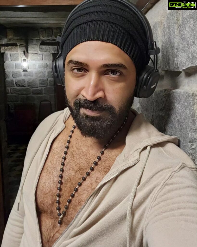 Arun Vijay Instagram - Calm after the storm!! 😊💥 Wrapped an intense 10 days schedule for #Vanangaan ... Can't wait to be back home..❤️🤗 #LuvAV