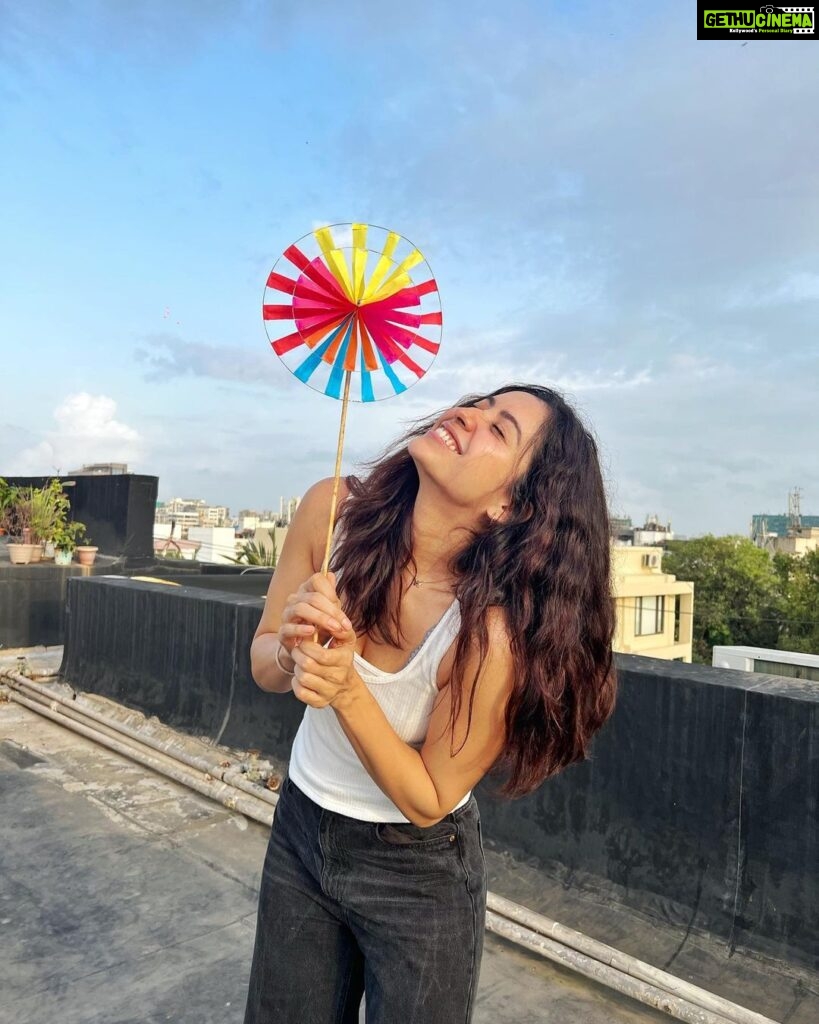 Asha Negi Instagram - It’s too much joy to hold for a day!🌈🤎 Happy Saturday evryone!! @___anshuman.s___ you’ve made me so happy today! How are you so thoughtful!🥹🫶 @thechildwholoves @satyaa_prk Thankyou for existing!🌼 Somewhere Being Happy