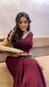 Asha Negi Instagram - Me on my way to sit and watch the rains, with some chai pakode offcourse!
.
Thankyou @vasudhagroverr for being so passionate about this shoot, and @pooja_chaube for how diligently you organised everything, with so much love♥️
@suta_bombay for the gorgeous saaris!
#tulseatalent