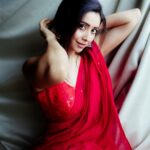 Asha Negi Instagram - Laal mere dil ka haal hai, lagta tumpe kamaal hai, yeh tohfa nahin sawaal hai, Kya Subhash Ghai ki picture Taal hai?? . @portraitsbybalvindersingh @mansimao @suta_bombay @rich.a1836 @pooja_chaube #tulseatalent