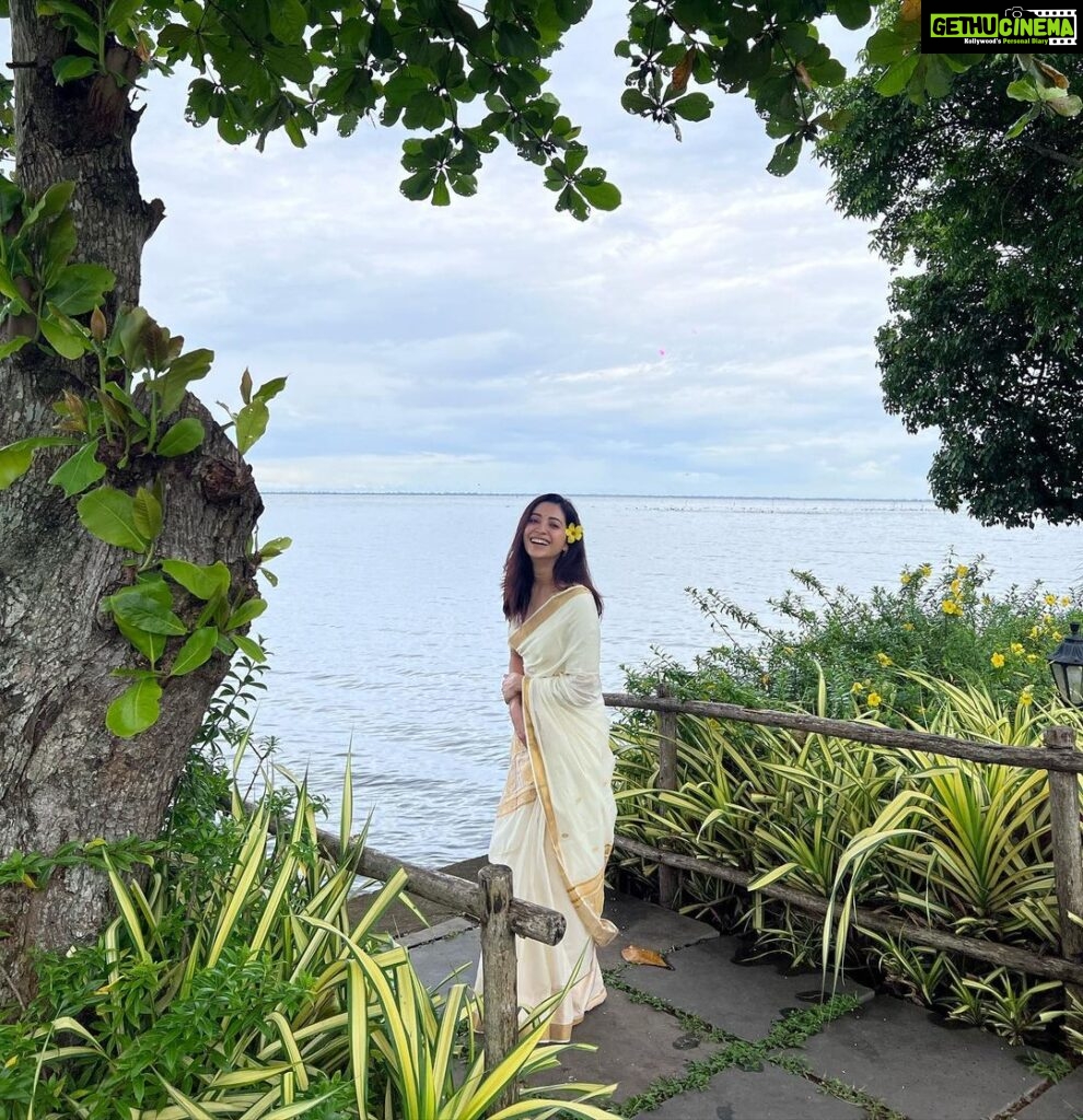 Asha Negi Instagram - Wrapped in Nature’s beauty, embracing Kerala’s grace!🍃🤍✨ @amaltamaraayurveda #amalyatri #amalwayoflife #lifeatamal Amal Tamara