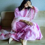 Asha Negi Instagram - Isi liye mummy ne meri tumhe chai pe bulaya hai!..😆 . @portraitsbybalvindersingh @mansimao @rich.a1836 @vanitalodha @real_weaverstory