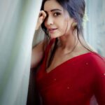 Asha Negi Instagram - Laal mere dil ka haal hai, lagta tumpe kamaal hai, yeh tohfa nahin sawaal hai, Kya Subhash Ghai ki picture Taal hai?? . @portraitsbybalvindersingh @mansimao @suta_bombay @rich.a1836 @pooja_chaube #tulseatalent