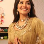 Ashi Singh Instagram - It was very difficult to decide the sequence 🫢👸🌟 . #AshiSingh #SuMeet #Meet #MeetOnZeeTV #MeetBadlegiDuniyaKiReet #AshiAsMeet #AshiQsSumeet #Bridal #Dulhan #Golden #GoldenLehnga #GoldenBride