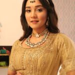 Ashi Singh Instagram - It was very difficult to decide the sequence 🫢👸🌟 . #AshiSingh #SuMeet #Meet #MeetOnZeeTV #MeetBadlegiDuniyaKiReet #AshiAsMeet #AshiQsSumeet #Bridal #Dulhan #Golden #GoldenLehnga #GoldenBride