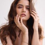 Ashika Ranganath Instagram - The many moods 🫢👻 Captured perfectly just in mood by @sandeep.mv 📸🫶🏻 Sunburstt