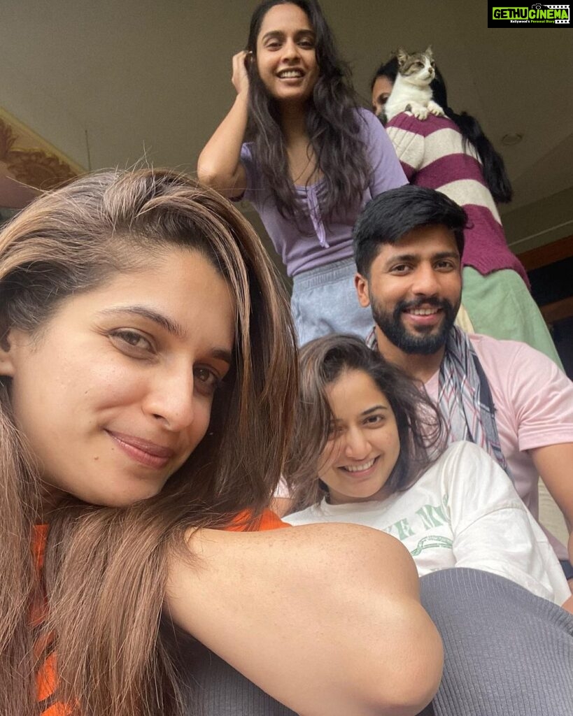 Ashika Ranganath Instagram - Weekend at Coorg ☔️ Also, jack & jill’s first appearance on gram 🫶🏻 @thejaswini_sharma @anusha.ranganath_ @rajeevgowda13 @sangeetha_prasan ♥️ Madikeri, Coorg