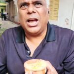 Ashish Vidyarthi Instagram - Yeh Chai Nahi, Yeh Toh…. (Dekh Ke Pata Chal Hi Jayega) 🤪 Subha ki garma garam chai Shuman, Ron and Suzanna ke sath at Sharma Tea, Kolkata. As promised on my Insta Community - ‘Friends Of Ashish,’ mere Chai lovers ke liye yeh special reel 😍 Jisne jisne reel dhyaan se dekha, comments mein batao “Ghazab” kitni baar bola 😉 #chai #tea #tealover #kolkata #friends Kolkata - The City of Joy