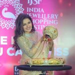 Bhagyashree Instagram - Proud to launch the First Silver Coin to commemorate India's 75th year Azadi ka Amrit Mahauttsav, and inaugurate the IJSF . Let's steal the show and become the world's biggest jewellry festival.... and why not we have the best artisans, exquisite designs and best prices too. #ijsf #jewelry #jewellery #designs #gold #diamond #preciousstones 🥻@mohini__chabria 💇‍♀️ @sorinspasalon