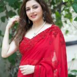 Bhagyashree Instagram - 🍅🍅🍅🍅🍅 Can't do without it !! #tomato #color #colormehappy #sarilove #saree #lovethecolor #bethewomanyouwanttobe #tomatored #red #beyourownkindofbeautiful #redsaree 💄@elvismakeupartist 💇‍♀️ @sorinspasalon 📷 @akshayphotoartist 👗 @nitikagujralofficial Styling - @rochelledsa
