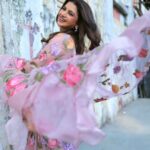 Bhagyashree Instagram - Phool khile hein gulshan gulshan.🌻🌸🌼🌹🥀🌷 . . #sarilove #designersarees #shootmode @makeupartistkarishmabajaj @vhairforu @rochelledsa 📷 @maverickideaz Outfit - @nikita.vishakha @dewandbloom Jewellery - @koharbykanika Styling - @rochelledsa @anishagandhi3 Styling assistant - @baharberii