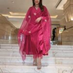 Bhagyashree Instagram - Gulabi ! #mondaymood I am just loving this song.from your film @vindusingh #indianwear #gotawork #pink #traditional #thodahatke Stylist - @roshni0819 Outfit - @arpitasulakshana