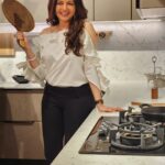 Bhagyashree Instagram - Cooking on the weekend !!🤪 . . Love kitchen by @shirkeskitchenplatinoseries #kitcheninterior #hometips #cooking #weekendvibes #moodoftheday
