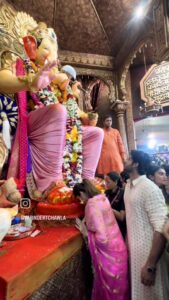 Bhagyashree Instagram - Darshan at #lalbaughcharaja 🙏
Ganpati Bappa Morya.

Devotion and faith can help you climd the highest mountains and cross the deepest seas. But God helps those who help themselves. Pray for strength, pray for wisdom, pray for stability and perserverance..... and the Vignaharta will erase the obstacles in your life, make them seem like molehills and puddles to be easily crossed.

#ganpatibappamorya #ganeshotsav #prayers