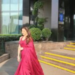 Bhagyashree Instagram - Walking into the december sunshine. Styled by @kmundhe4442 Outfit by: @jigarmaliofficial @fashionbusinessofficials #red#redsaree #glamour #bebeautiful #style #decembervibes #lovethecolor #colormehappy #colorofmylife #colorofthemonth #glam #reelfeel