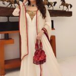 Bhagyashree Instagram - Friday feels.... #jaipur #traveldiaries #travel #jas #jewelry #jewellery #traditional #traditionaloutfit Outfit @mohini__chabria Bag @eena.official Jewellery @nareshagroya