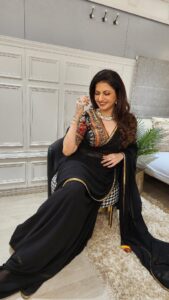 Bhagyashree Instagram - BlackMagic!

#black #blackmagic ##saree #jewellery
#sareelove #traditional #lovethelook #dressedup #bts #navratri #glam #beyourownkindofbeautiful
Make Up
@elvismakeupartist
Hair
@sanjeeda1772
Outfit
@mohini__chabria