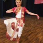 Bhagyashree Instagram - #flashbackfriday When the student is ready the teacher appears...... but in this case.. I wasn't prepared at all. A dance form that requires years of training & dedication.. how could I possibly learn it in a week.. even if it was just a 5min sequence.... and at my age😅🙆‍♀️ I have to thank @tupai_shilpi for being patient and a wonderful teacher.... for me to even achieve what happened to be a graceful if not perfect performance. #memories #nevergiveup #teacher #dance #indiandance #bharatnatyam #bts #shoot