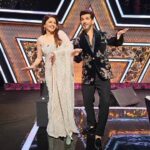 Bhagyashree Instagram - Music makes us dance ! No matter where we are or what we are doing 🤪 What fun meeting you on set again Arjun! Reminiscing #smartjodi Missed @himallay27 and @nehabijlani #bts #shootmode #funonset #dancereels