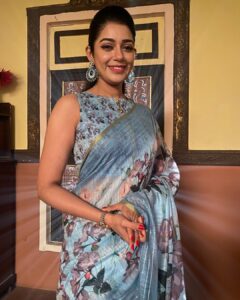 Chaya Singh Instagram - Spark brilliantly and shine brightly 💙

#blissful #lightup #picoftheday #saree #fashion