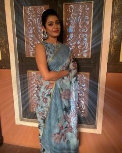Chaya Singh Instagram - Spark brilliantly and shine brightly 💙

#blissful #lightup #picoftheday #saree #fashion