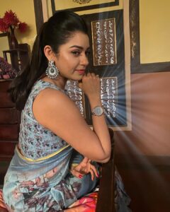 Chaya Singh Instagram - Spark brilliantly and shine brightly 💙

#blissful #lightup #picoftheday #saree #fashion